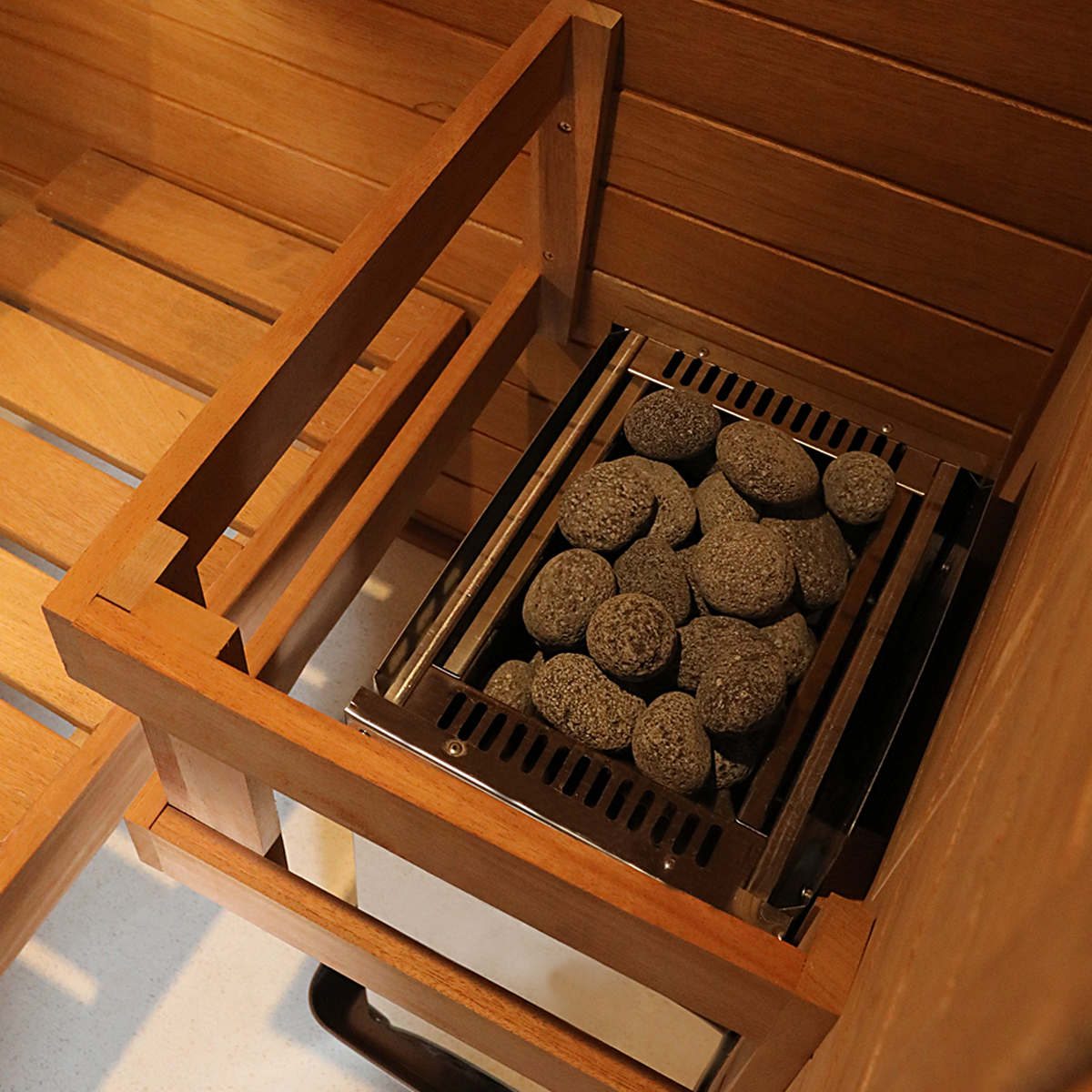 Outdoor single sauna made of mahogany wood, heater with porous sauna stones