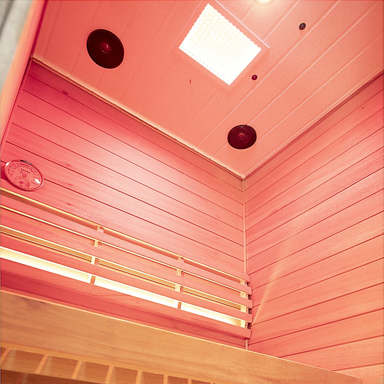 Comfortable indoor hemlock steam sauna with good sealing and no air leakage or heat leakage