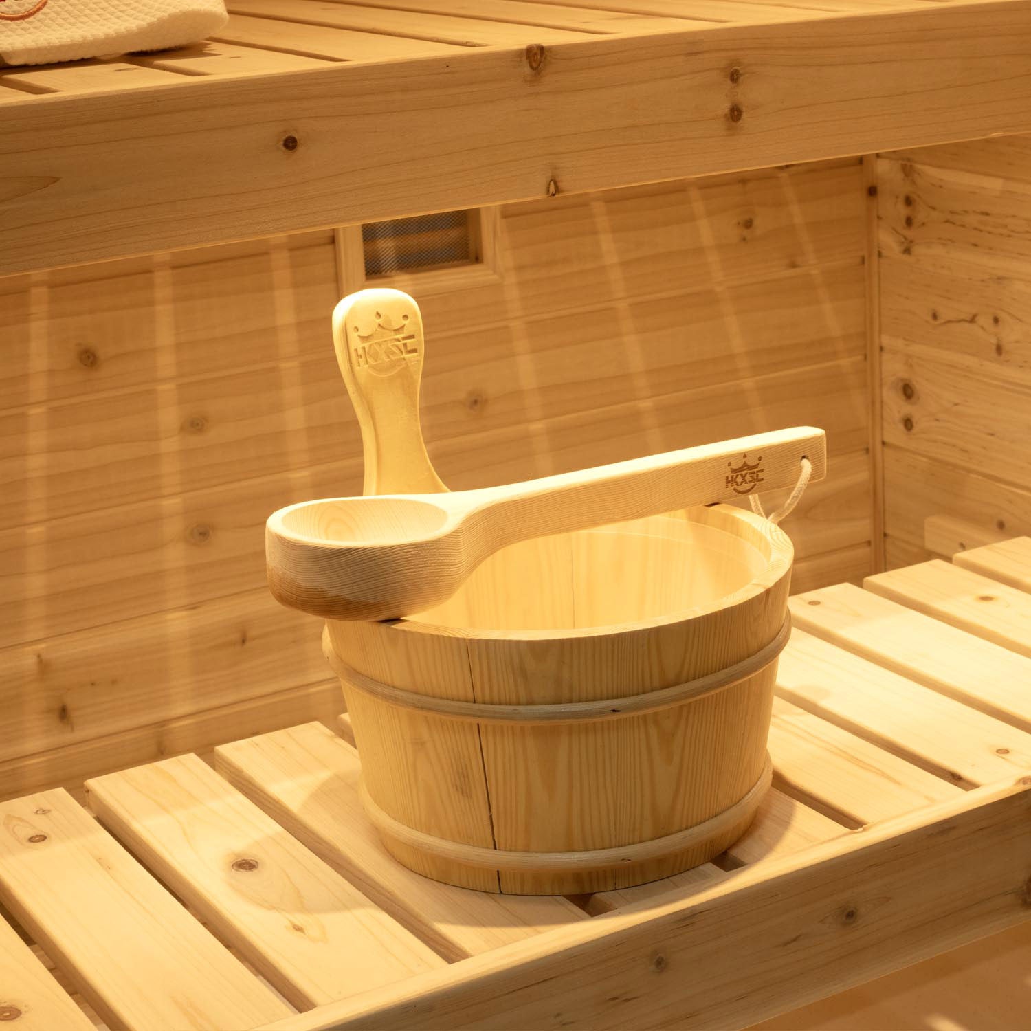 The combination of wooden spoons and wooden barrels in the sauna is thickened with solid wood, making it easier to store water and splash water